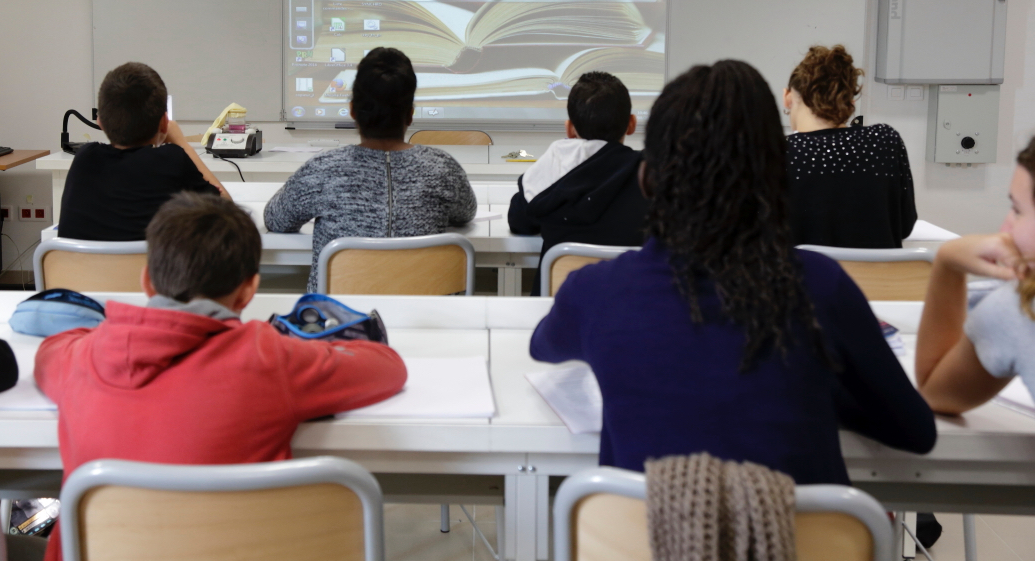 Des élèves de collège en banlieue parisienne.