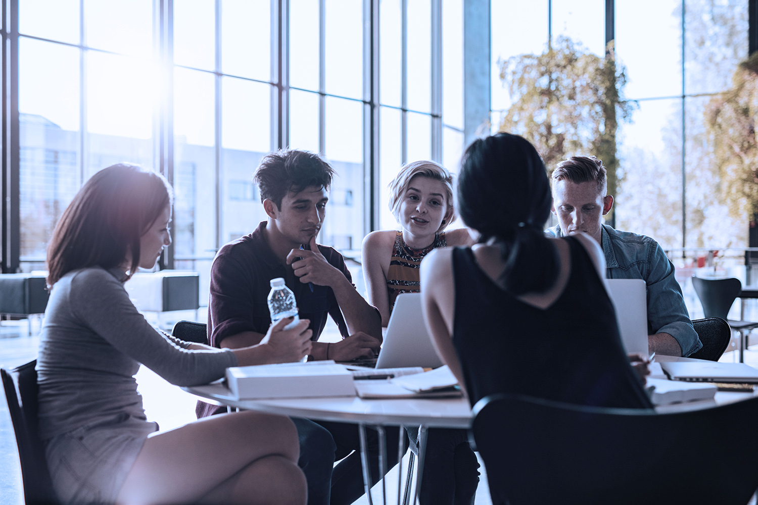 étudiants de la table_visuel Home Page Convoi 77. Image Shutterstock