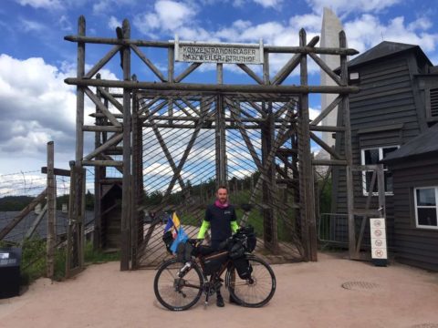 Le parcours à vélo de Fabien Devilliers jusqu’à Auschwitz : “Pas besoin d’avoir été touché par la Shoah pour s’y intéresser”